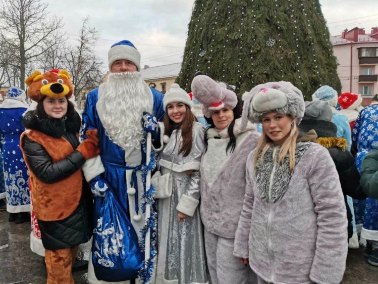 Парад Дедов Морозов и Снегурочек прошел в Гомеле