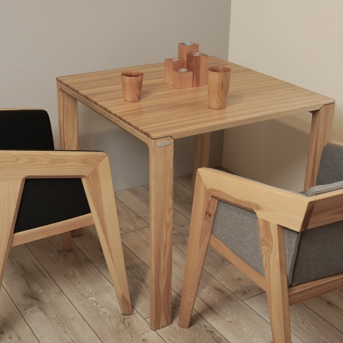 Квадратный стол